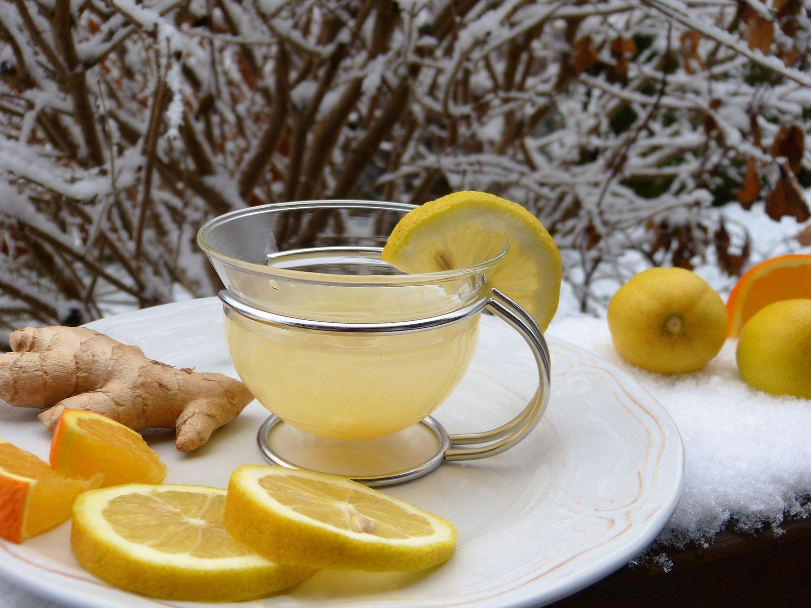 Lemon ginger drink for winter nutrition